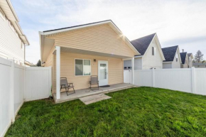 Dog-Friendly Home w Garage